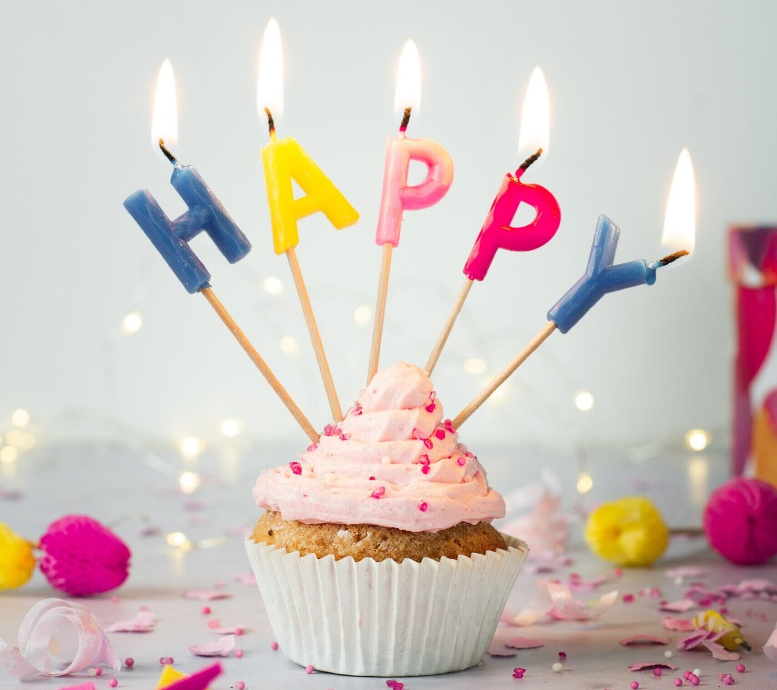 vorderansicht-des-geburtstagskleinen-kuchens-mit-brennenden-kerzen-min